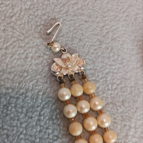 🌹Vintage Made in Japan Triple Strand Statement Necklace and Clip-on Earrings - Picture 3 of 10